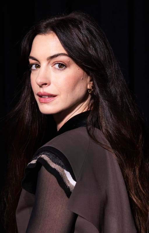 Anne Hathaway se desdobla para componer tres roles muy distintos entre sí: sus personajes en El diablo viste a la moda 2, La Odisea y Mother Mary
