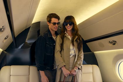 Anne Hathaway y el joven actor y cantante británico Nicholas Galitzine, en una escena del film La idea de ti