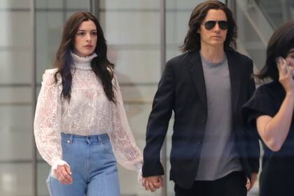 Anne Hathaway y Jared Leto, de la mano, en el rodaje de We Crashed, en Nueva York