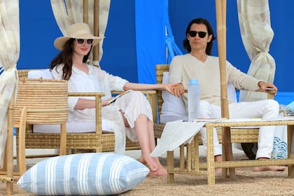 Anne Hathaway y Jared Leto grabando escenas para la película ”WeCrashed" en Atlantic Beach, Nueva York