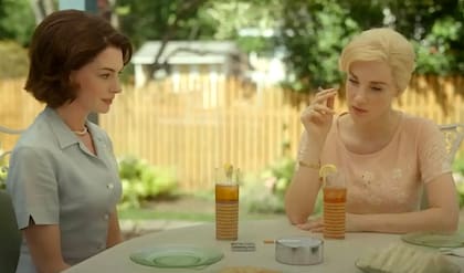 Anne Hathaway y Jessica Chastain se lucen en esta remake.