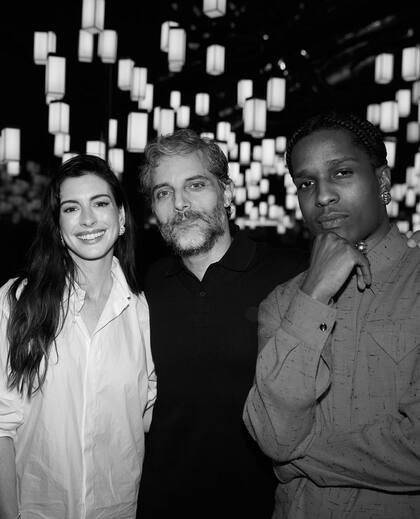 Anne Hathaway y Joaquín Furriel junto al músico A$AP Rocky en la Semana de la Moda de Shanghái de 2024