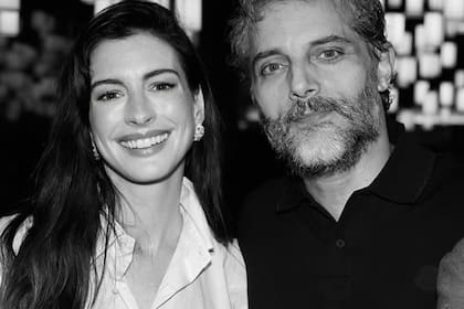 Anne Hathaway y Joaquín Furriel trabajan para una reconocida marca internacional (Foto: Instagram/@annehathaway)