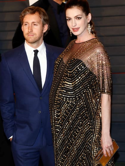 Anne Hathaway y su marido, cuando estaban a la espera de la llegada de su primer hijo