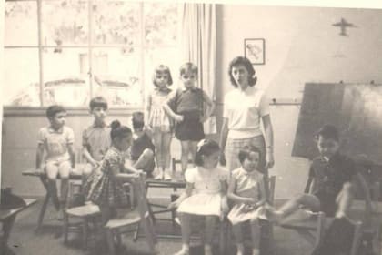Annelise Henriksen de de Forteza en una clase de música con estudiantes del Colegio Bayard