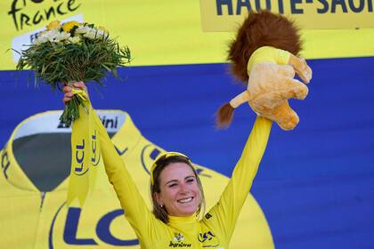 Annemiek Van Vleuten celebra tras coronarse campeona del Tour de Francia femenino, el domingo 31 de julio de 2022, en La Super Planche des Belles Filles. (AP Photo/Jean-Francois Badias)