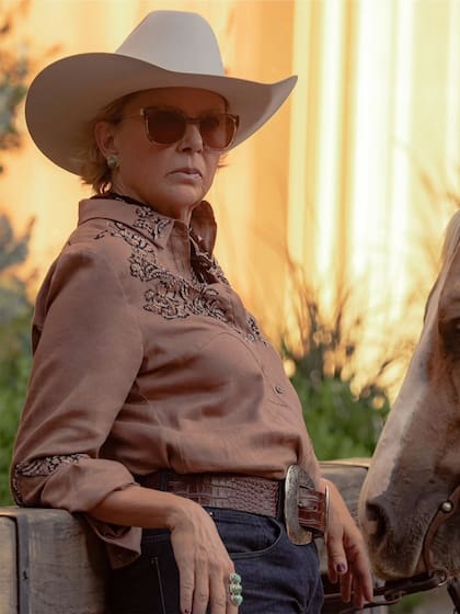 Annette Bening como Beulah Jackson en Rancho Dutton, el más reciente spin-off de Yellowstone