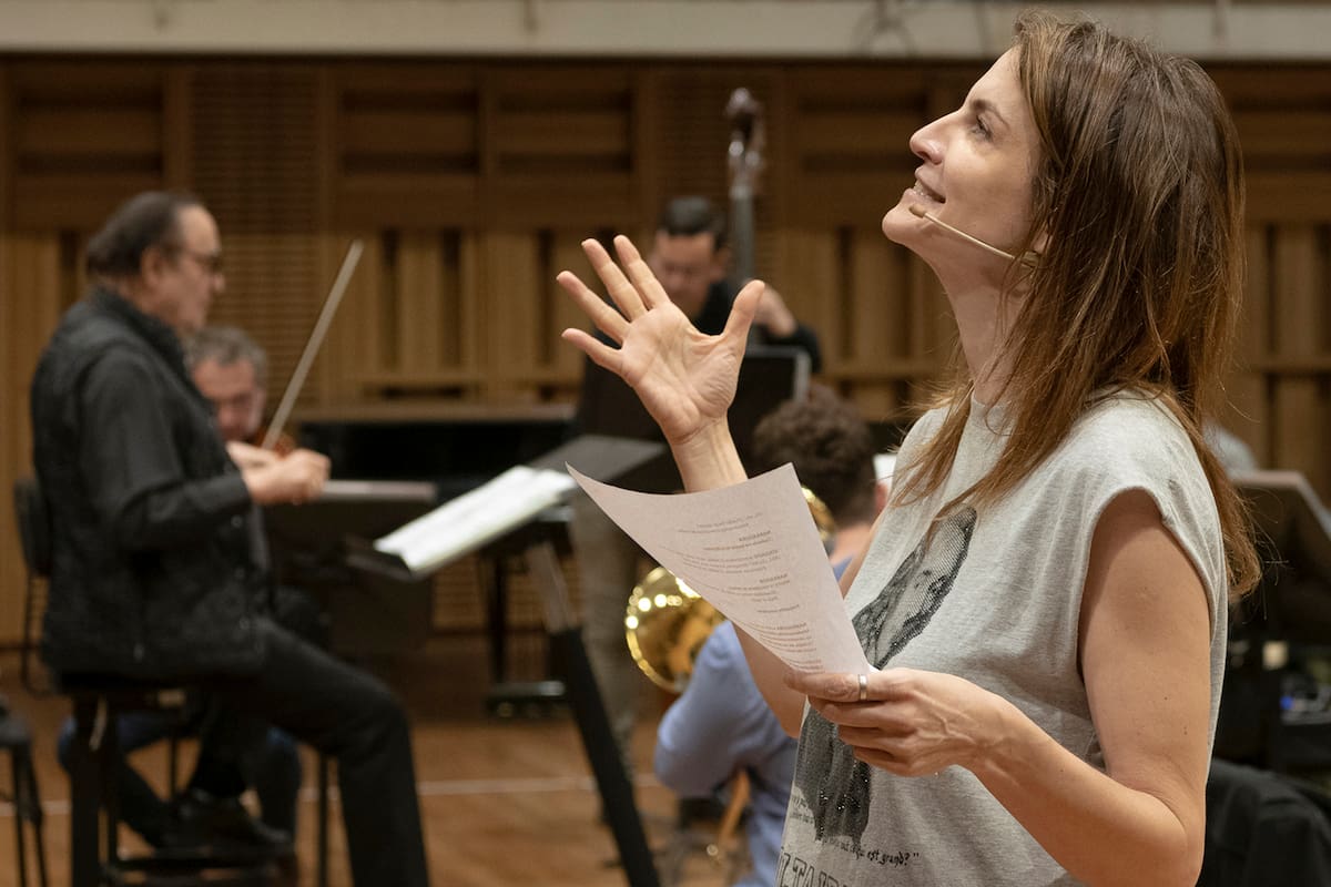 Annie Dutoit y su padre, el director Charles Dutoit, detrás, batuta en mano, durante uno de los ensayos de La historia de un soldado, que se verá este fin de semana en el Festival Argerich del Teatro Colón