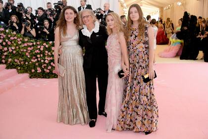 Annie Leibovitz con sus hijas Sarah Cameron Leibovitz, Samuelle Rhinebeck, and Susan Leibovitz