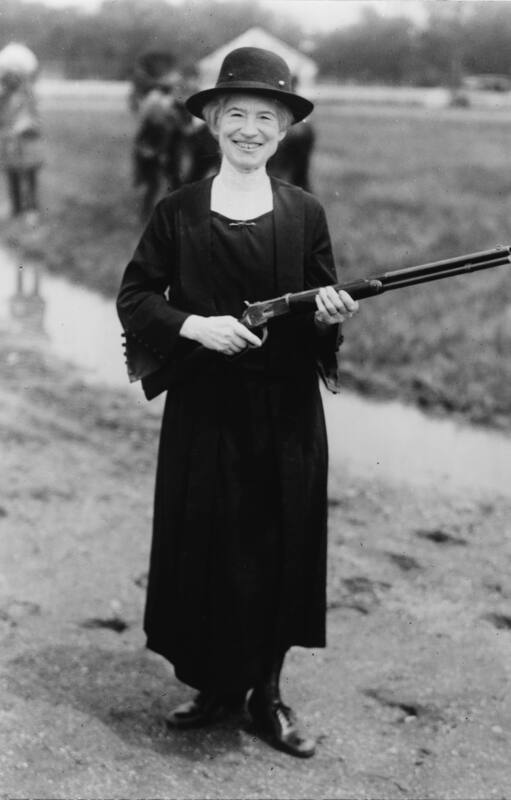 Annie Oakley con un arma que le dio Buffalo Bill (c1922). Crédito: Biblioteca del Congreso de Estados Unidos