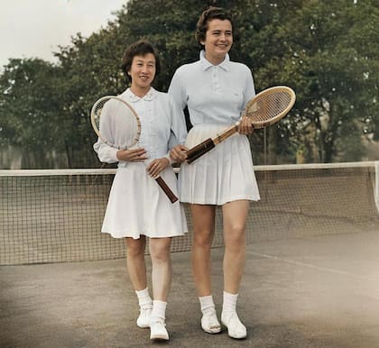 Annie Soisbault en sus tiempos en el tenis junto a su compañera de dobles japonesa, Sachiko Kamo, en Wimbledon en 1954 (foto: edición N°66 - “The Ferrari Magazine”)