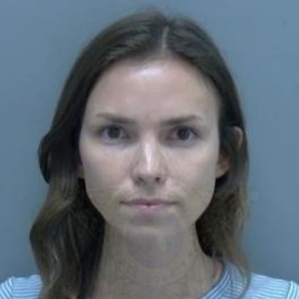 Annika Olson fue detenida por querer darle dinero a una vendedora de flores en Florida