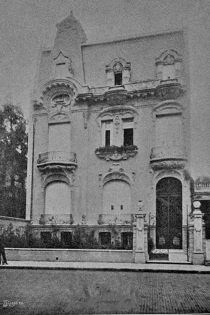 Año 1907, la residencia Llobet tal como lucía en su origen. El frente tiene 13,85 metros.