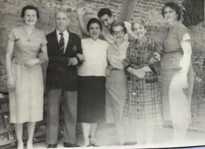 Año 1948. Uno de los fundadores del comercio, Benno De Levie, en el fondo del mismo local que existe ahora en el barrio de Belgrano