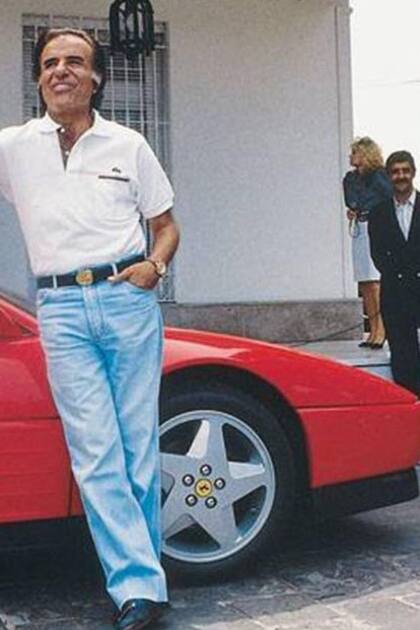 Año 1991: Carlos Menem posa con la Ferrari que le obsequió un empresario italiano cuando era presidente