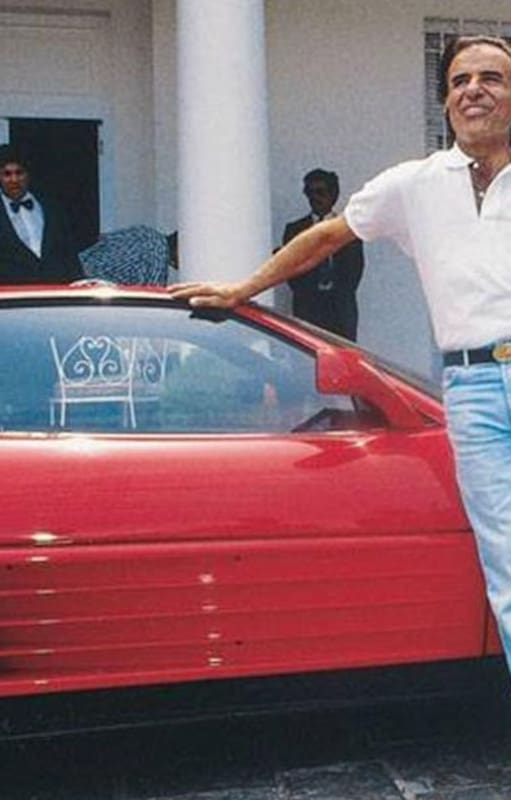 Año 1991. Carlos Menem posa con la Ferrari que le obsequió un empresario italiano cuando era presidente