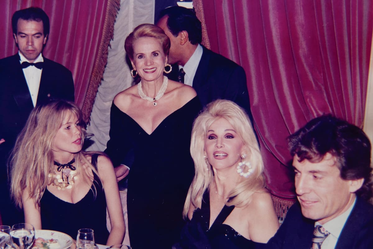 Año 1993, en el Hotel Alvear. Elsa Serrano posa con la modelo alemana Claudia Schiffer, Susana Giménez y Huberto Roviralta.