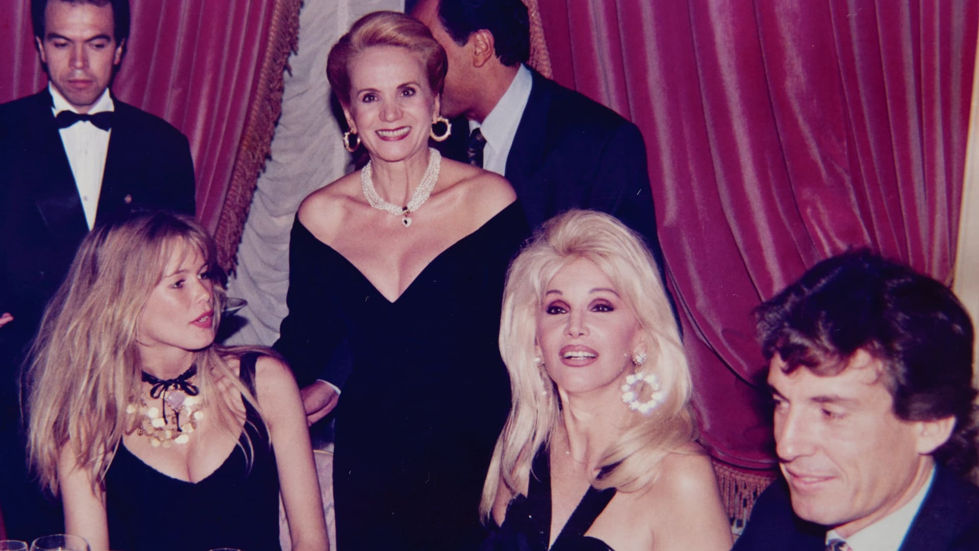 Año 1993, en el Hotel Alvear. Elsa Serrano posa con la modelo alemana Claudia Schiffer, Susana Giménez y Huberto Roviralta.
