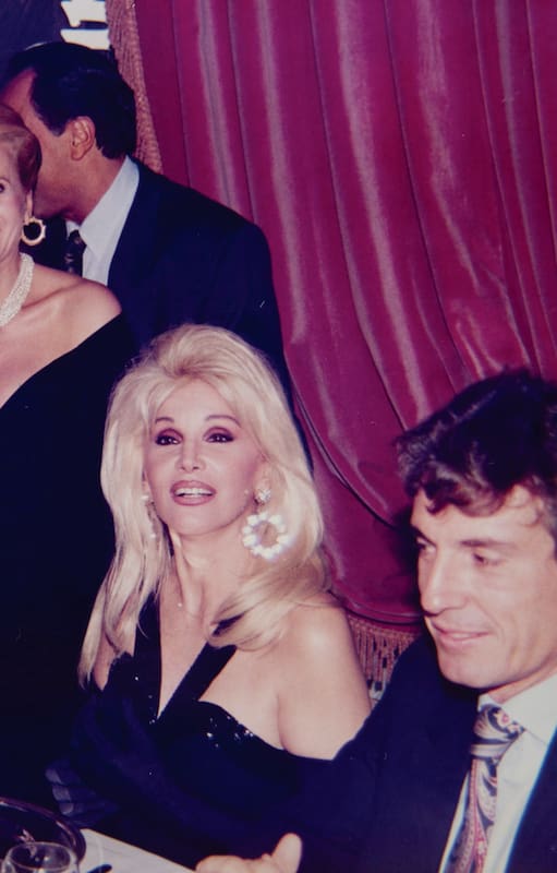 Año 1993, en el Hotel Alvear. Elsa Serrano posa con la modelo alemana Claudia Schiffer, Susana Giménez y Huberto Roviralta.