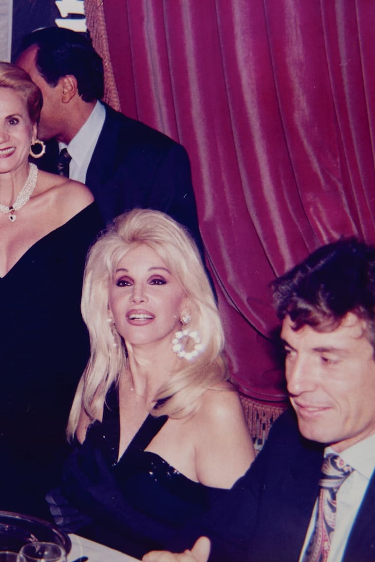 Año 1993, en el Hotel Alvear. Elsa Serrano posa con la modelo alemana Claudia Schiffer, Susana Giménez y Huberto Roviralta.