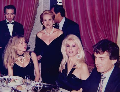 Año 1993, gala en el hotel Alvear, Elsa posa con la top Claudia Schiffer, Susana Giménez y Huberto Roviralta.