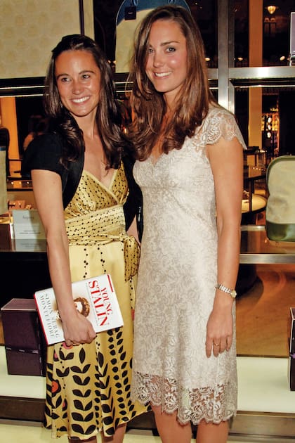 Año a año, Kate ganó en seguridad y sofisticación, y eso se fue plasmando en sus elecciones en materia de vestuario. Acá se la ve en 2007, con su hermana Pipa.