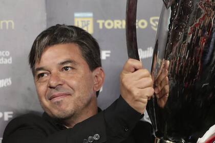 Año de copas: Gallardo alzó tres trofeos en 2021; aquí, con la copa por haber ganado la Liga Profesional