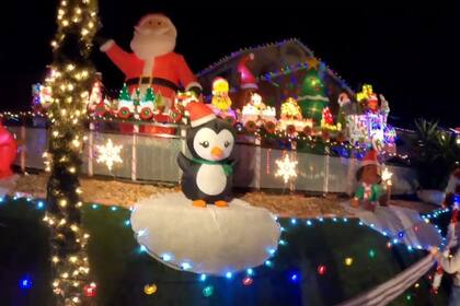 Año tras año, el lugar se transforma en un espectáculo de luces y decoraciones gracias a una tradición organizada por los propios residentes (Captura de video/YouTube/DeViney Vlog)