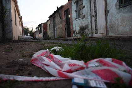 Anoche asesinaron a una mujer de 34 años y a un joven de 18, serían madre e hijo, fue en un pasillo de Saavedra 6200, zona oeste de Rosario. También hubo dos homicidios más en el Villa Gdor. Gálvez, al sur de la ciudad.