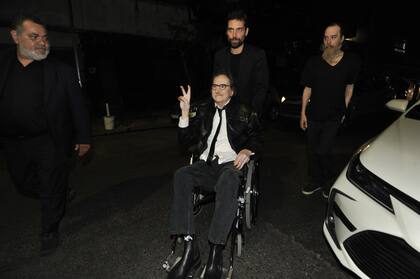 Anoche, Charly García recibió sus 74 años rodeado por sus íntimos. El músico celebró su cumpleaños en un bar de Palermo y estuvo acompañado por su hijo Migue y otros músicos y famosos de su entorno