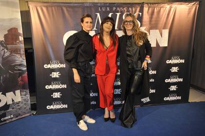 Anoche, en Cinépolis plaza Houssay, se realizó la avant premier de Miss Carbón, la película dirigida por Agustina Macri (izquierda), escrita por Erika Halvorsen (derecha) y basada en la historia de Carla Antonella Rodríguez (centro), la primera mujer que trabajó en la mina de carbón de Río Turbio