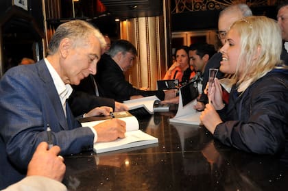 Anoche, Jorge Maronna firmando autógrafos