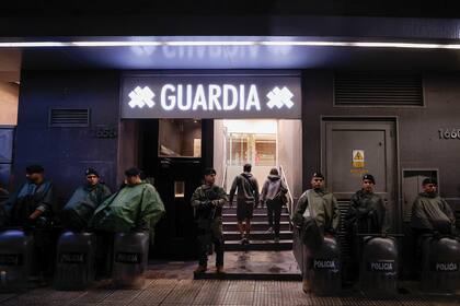 Anoche, la policía bonaerense hizo un allanamiento en la Clínica Olivos