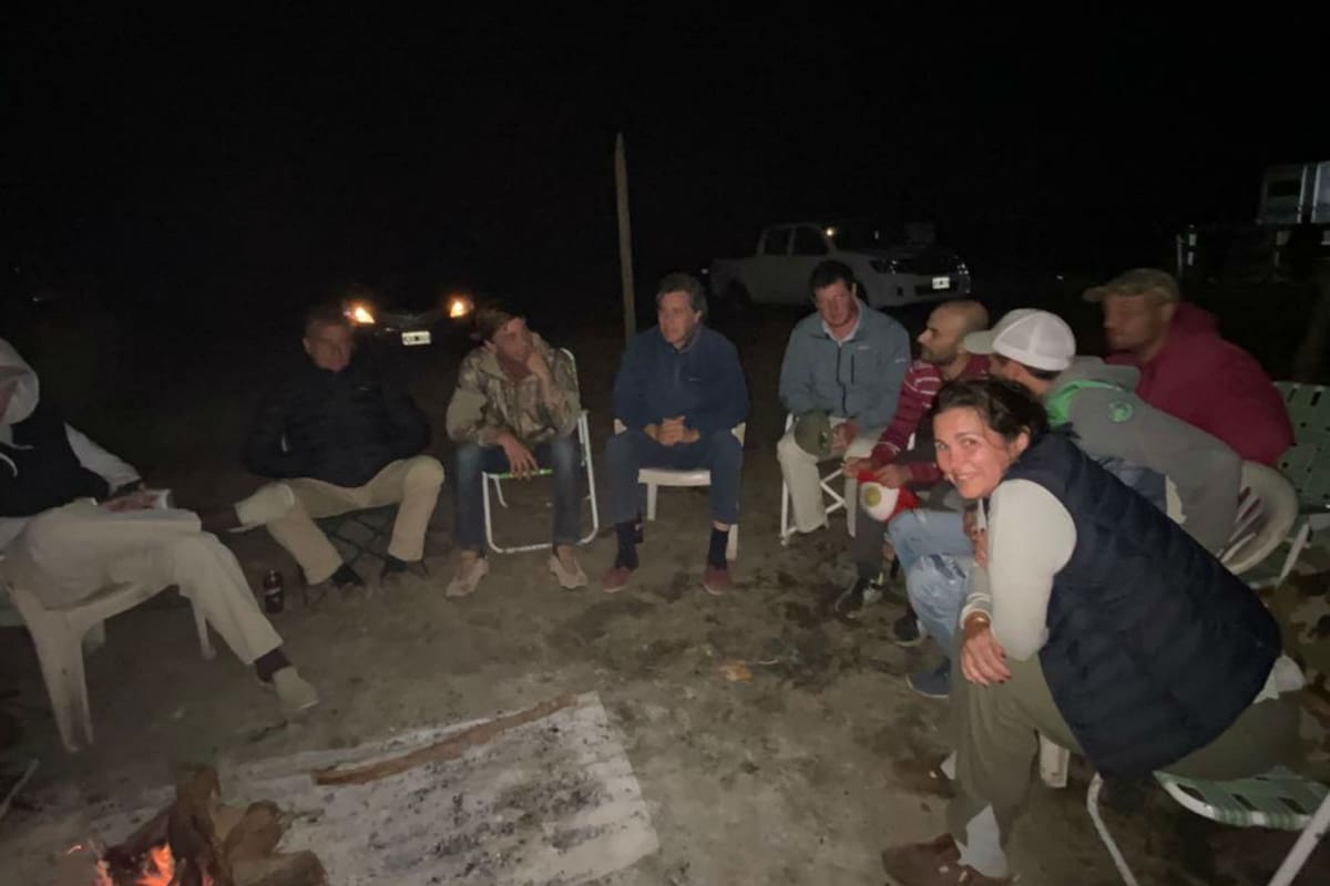 Anoche, los hermanos Etchevehere en el campamento junto a un grupo de productores