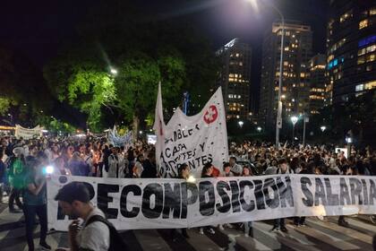 Anoche, los médicos residentes convocaron a una movilización en la intersección de las avenidas Santa Fe y Juan B. Justo
