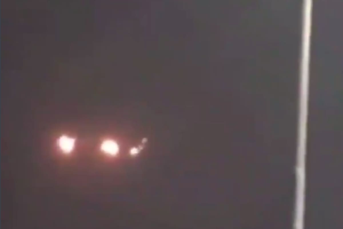 Anoche, miles de usuarios registraron luces en el cielo en distintos puntos del país, aunque podría tratarse de un satélite, hablan de una "invasión extraterrestre"