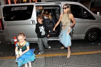 Anoche, Pampita Ardohain y Roberto García Moritán coincidieron por primera vez en público en la presentación de fin de año de la escuela de danzas a la que concurre su hija Anita, Twins Tap Dance Center. En la foto, Barby Franco, muy amiga de la modelo, quien también llevó a su hija Sarah al evento