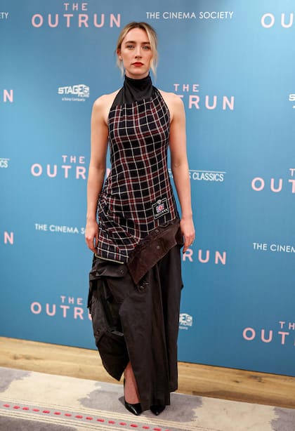 Anoche, Saoirse Ronan volvió a llamar la atención en su paso por la alfombra roja del estreno de su último film, The Outrun. La actriz apareció con un vestido de estilo grunge que parecía unir de forma irregular distintas partes de una misma campera. El diseño es parte de la colección Otoño/Invierno 2024 de Hodakova