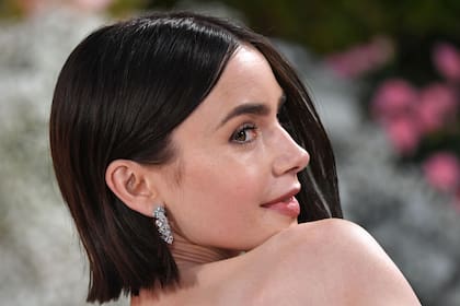 Anoche se llevó a cabo en el Teatro Egipcio de Los Ángeles la premier de la cuarta temporada de Emily in Paris, la serie de Netflix que tiene a Lily Collins como protagonista. A tono con su personaje, la actriz se robó todas las miradas gracias a su look y al glamour que desplegó sobre la alfombra rosa