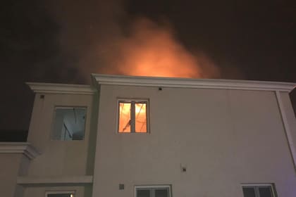 Anoche se prendió fuego el techo de una vivienda del complejo Terralagos en medio de la tormenta y se sospecha que pudo ser por el impacto de un rayo