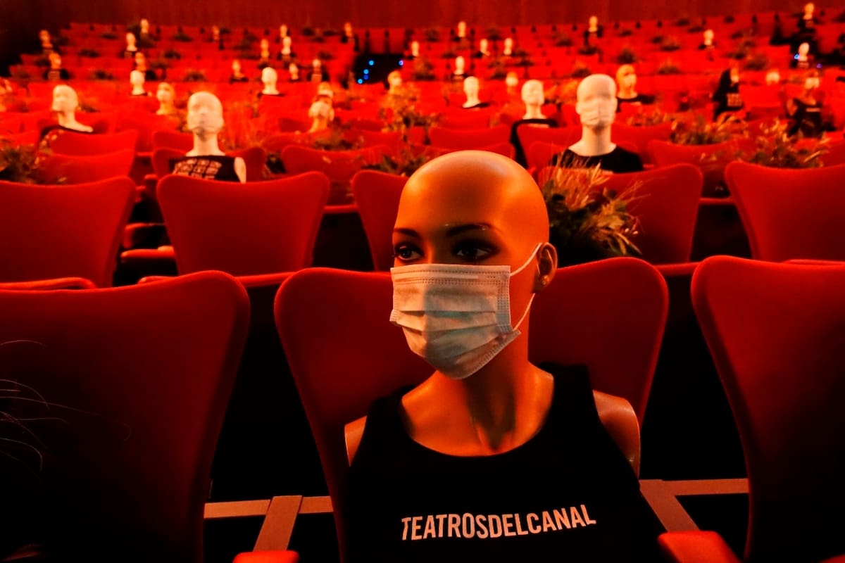 Anoche volvió la actividad la sala Roja de los Teatros del Canal, de Madrid. Cuando el público ingresó a la sala se encontró con maniquíes y arreglos florales para marcar el distanciamiento social. Signos de los tiempos.