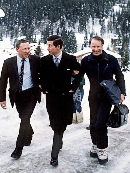 Años atrás, en Klosters, Suiza, el príncipe Carlos con su guardaespaldas John Maclean (izquierda) y su amigo Charles Palmer-Tomkinson (derecha).