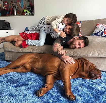 Años atrás, Messi con sus tres hijos y su perro Hulk en Barcelona