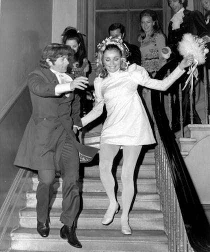 AÑOS FELICES. Polanski y Tate se casaron en 1968. Aquí, bajan las escaleras del Registro Civil de Chelsea, en Londres