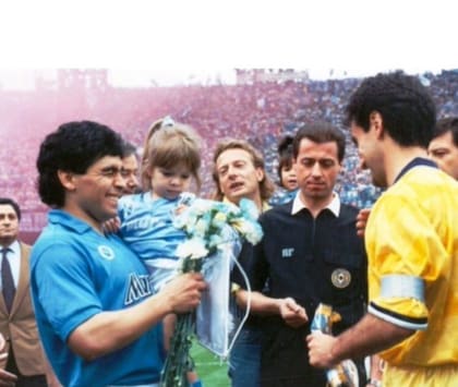Años gloriosos del Napoli, con un San Paolo repleto, y Dalma en brazos.