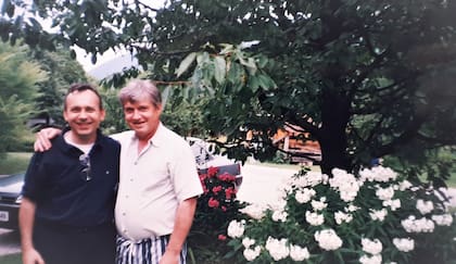 Años más tarde, con el sueño cumplido, junto a su primo en Eslovenia.