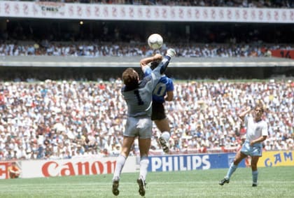 Años más tarde, Maradona reconocería que el gol lo hizo con la mano