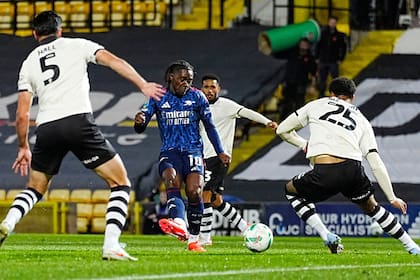 Anota su 1er gol con Arsenal, que gana en Copa de Liga. Avanzan Man City, Tottenham y Newcastle