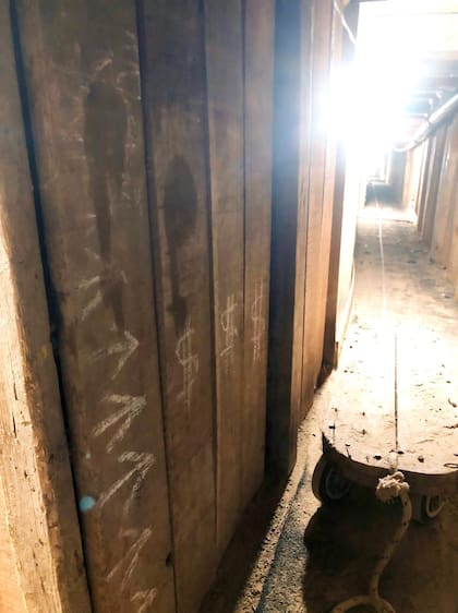 Anotaciones con tiza de los ladrones en las paredes del túnel