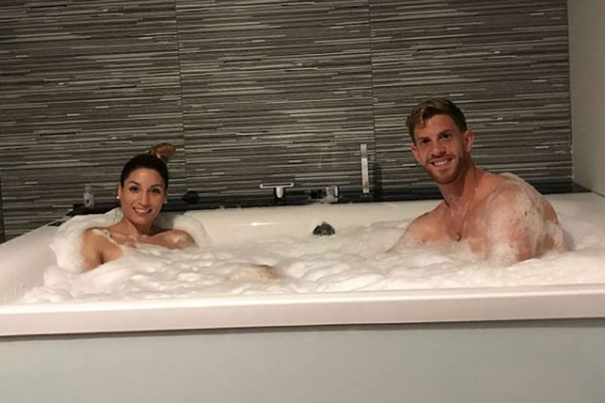 Ansaldi junto a su mujer en un jacuzzi